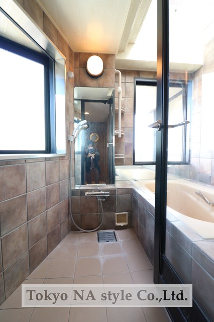 追焚機能付浴室　トップライトと窓があり開放感のあるお風呂！